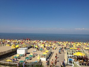 The crowded beach at Zandvoord ann Zee.