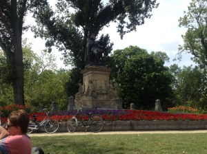 Statue in the middle of Vondelpark. 